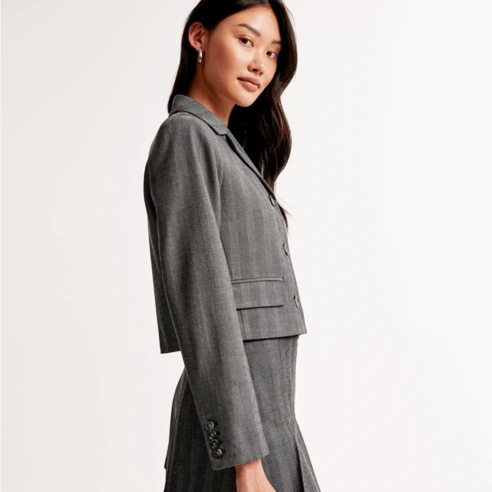NWT Abercrombie Gray Cropped Blazer - Picture 3 of 6